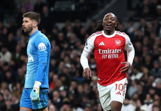 אברצ'י אזה שחקן ארסנל חוגג שער (צילום: רויטרס)