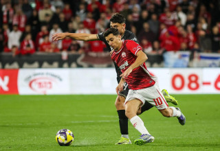 דן ביטון שחקן הפועל באר שבע לפני רוי נאווי שחקן הפועל חיפה (צילום: קובי אליהו)