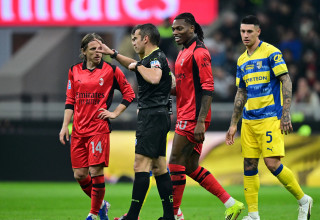 רפאל לאאו, לוקה מודריץ' שחקני מילאן עם השופט מרקו פיצ'יניני (צילום: רויטרס)