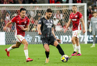 אלון תורג'מן שחקן הפועל חיפה לפני גיא מזרחי שחקן הפועל באר שבע (צילום: קובי אליהו)