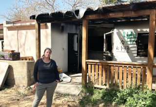 ניר סולטן בחזית בית שרוף (צילום: יוסי אחימאיר)