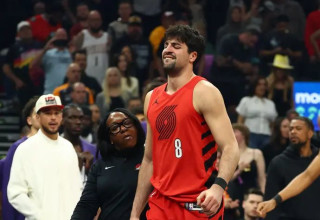 מהלך אחד יותר מדי. דני אבדיה מפנה את מקומו לאחר 59 שניות (צילום: רויטרס)