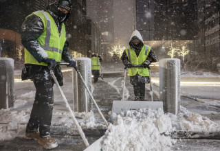 שלג בניו יורק (צילום: REUTERS/Jeenah Moon)
