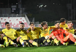 שחקני מכבי נתניה חוגגים (צילום: ברני ארדוב)