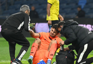 עומר ניראון שוער מכבי נתניה מקבל טיפול (צילום: ברני ארדוב)