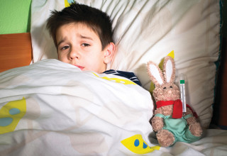  ילד חולה במיטה (צילום: אינגאימג')