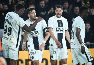 שחקני בית"ר ירושלים חוגגים עם ירדן שועה (צילום: ברני ארדוב)