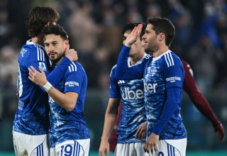 שחקני קומו חוגגים (צילום: GettyImages, Image Photo Agency)