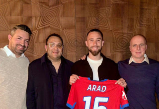 עופרי ארד במעמד החתימה (צילום: באדיבות המצולמים)