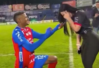 הצעת נישואין על הדשא (צילום: צילום מסך, X (טוויטר))