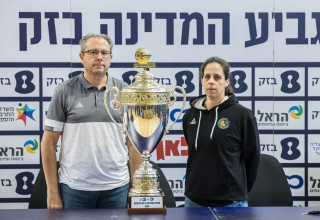 נעמי קולודני מאמנת מכבי חיפה כדורסל נשים עם עדן ענבר מאמן מכבי רמת גן (צילום: אתר רשמי, עודד קרני, איגוד הכדורסל)
