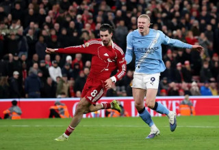 הולאנד וסובוסלאי נאבקים על הכדור (צילום: אימג'בנק  GettyImages, Michael Regan)