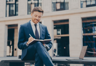 ישיבה רגל על רגל (צילום: אינגאימג')