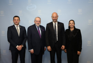 מייק האקבי בביקורו בישראל (צילום: עודד אנטמן)