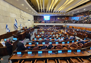 מליאת הכנסת בזמן נאומו של יו"ר הכנסת אמיר אוחנה, ביקורו של נרנדרה מודי בישראל (צילום: אברהם בלוך)