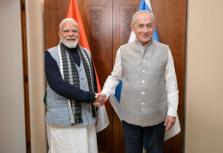 בלבוש הודי מסורתי: ראש הממשלה נתניהו נועד עם ראש הממשלה מודי לקראת ארוחת הערב המשותפת (צילום: מעיין טואף/לע״מ)