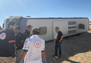 האוטובוס שהתהפך בתאונת הדרכים בדרום (צילום: תיעוד מבצעי מד"א)