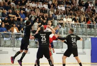 אמיר שניידר מול נמניה גויקוביץ' ודניס ינקובסקי מחצי גמר הפלייאוף בעונה שעברה (צילום: הדר ואן קולא)