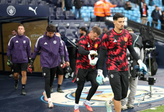 אלטאי ביינדיר ושחקני יונייטד (צילום: Getty images)