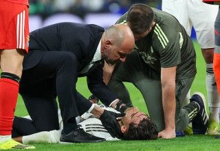 ראול אסנסיו לאחר הפציעה (צילום: PIERRE-PHILIPPE MARCOU)