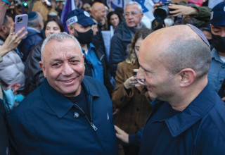 נפתלי בנט וגדי איזנקוט, 15.1.26 (צילום: יונתן זינדל, פלאש 90)