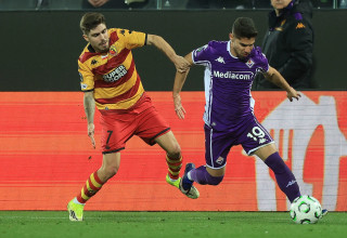 שחקן פיורנטינה, מנור סולומון, מול שחקן יגלונייה ביאליסטוק, אלכס פוסו (צילום: GettyImages, Gabriele Maltinti)