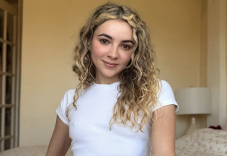 קיבלה כ-480 שקל כדי לדרוך על לחם (צילום: צילום מסך)