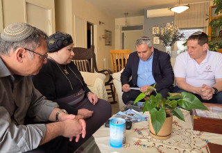 חברי כנסת אורזים משלוחי מנות לעמותת "משפחה אחת" (צילום: יח"צ)