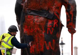 פסל ווינסטון צ'רצ'יל בלונדון הושחת במחאה פרו פלסטינית (צילום: צילום מסך רשתות חברתיות)