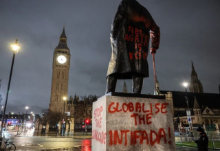 פסל ווינסטון צ'רצ'יל בלונדון הושחת במחאה פרו פלסטינית (צילום: צילום מסך רשתות חברתיות)