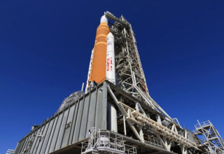 ארטמיס II ממתינה להמראת הניסוי בקייפ קנוורל (צילום: נאס"א)