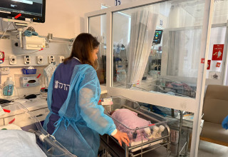 הורדת פגים למרחב המוגן בהדסה (צילום: דוברות הדסה)