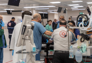 הפצועים מזירת הנפילה בתל אביב באיכילוב (צילום: ג'ני ירושלמי, דוברות איכילוב)