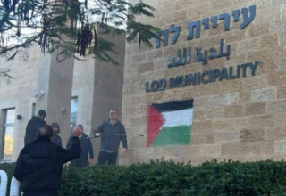 גרפיטי של דגל פלסטין רוסס על בניין עיריית לוד (צילום: צילום מסך רשת X)