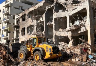 הרס בזירת פגיעה ישירה בגוש דן (צילום: אבשלום ששוני)