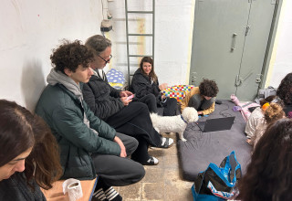 ישראלים במקלט (צילום: אבשלום ששוני)