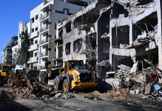 זירת הנפילה מפגיעת הטיל האיראני בתל אביב  (צילום: אבשלום ששוני)