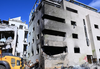 זירת הנפילה מפגיעת הטיל האיראני בתל אביב  (צילום: אבשלום ששוני)