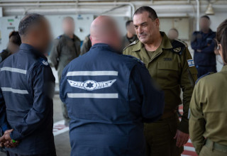 רב-אלוף אייל זמיר בביקור בבסיס חצרים לקראת מבצע "שאגת הארי" (צילום: דובר צה"ל)