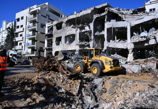 נפילת טיל איראני בתל אביב (צילום: אבשלום ששוני)