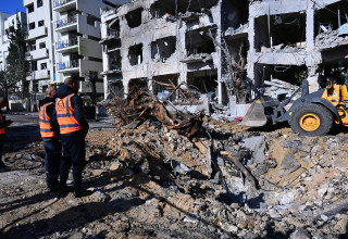 זירת נפילת הטיל האיראני בתל אביב (צילום: אבשלום ששוני)