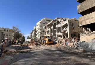 זירת נפילת הטיל האיראני בתל אביב (צילום: אבשלום ששוני)