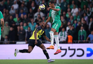 זוהר זסנו שחקן מכבי חיפה מעל ג'ונבוסקו קאלו שחקן בית"ר ירושלים (צילום: מאור אלקסלסי)