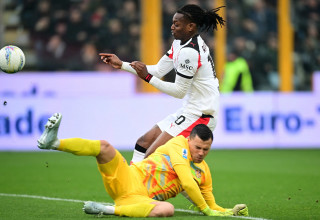 רפאל לאאו שחקן מילאן מול אמיל אאודרו שוער קרמונזה (צילום: רויטרס)