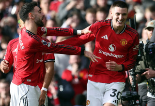 בנימין ששקו עם ברונו פרננדש שחקני מנצ'סטר יונייטד חוגגים (צילום: GettyImages, DARREN STAPLES)