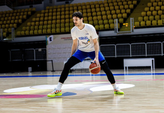 רומן סורקין שחקן נבחרת ישראל בחימום (צילום: אתר רשמי, איגוד הכדורסל)