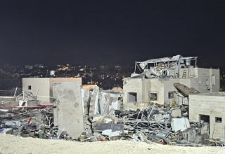 זירת נפילת הטיל האיראני בבית שמש (צילום: אברהם בלוך)