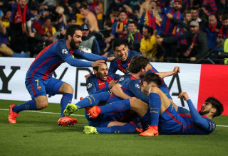 סרג'י רוברטו ושחקני ברצלונה חוגגים את המהפך הענק (צילום: Jean Catuffe/Getty Images)