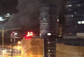 תקיפת בניין הפרלמנט בטהרן (צילום: רשתות ערביות)