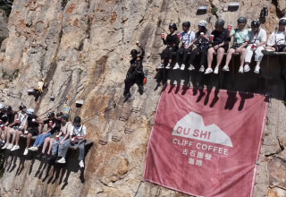 בית קפה מעבר לצוק - תשבו שם? (צילום: מתוך יוטיוב)